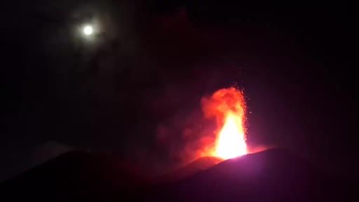 İtalya’da Etna Yanardağı lav ve kül püskürttü İtalya’da Etna Yanardağı lav ve kül püskürttü