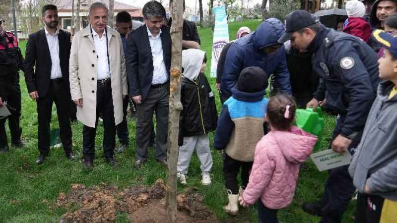 Başkan İsmet Yıldırım şehit çocuklarıyla birlikte ağaç dikti