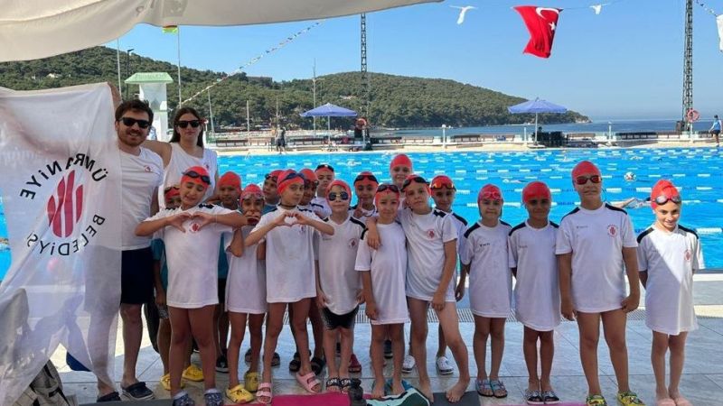 Sırtüstü yüzmede şampiyon Ümraniye Sırtüstü yüzmede şampiyon Ümraniye