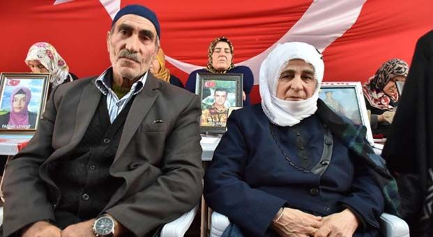 HDP önünde eylem yapan bir aile daha evladını terörün pençesinden kurtardı