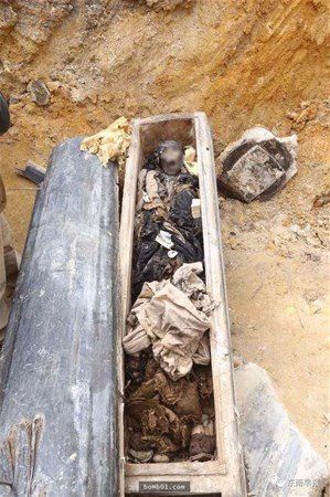 Yol kazısında çıkan tabutun içini görünce…