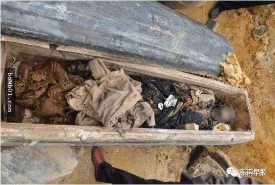 Yol kazısında çıkan tabutun içini görünce…