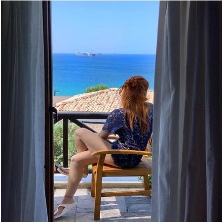 ÜNLÜ OYUNCU GENÇLERE TAŞ ÇIKARDI