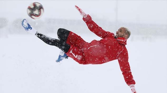 Kupa maçının oynanacağı Yeni 4 Eylül Stadı’nın zemini karla kaplandı