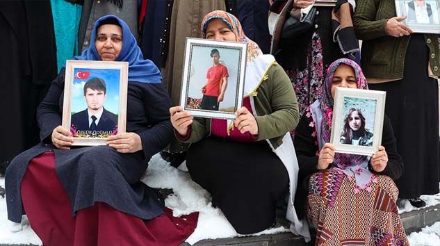 Diyarbakır anneleri kar altında nöbetini sürdürüyor