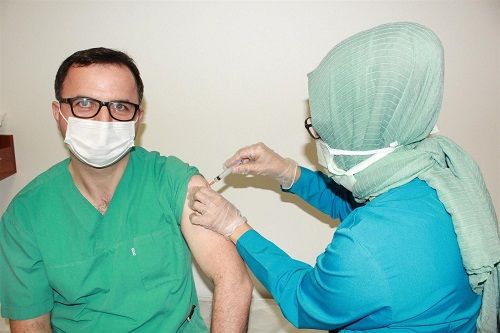 İstanbul Mehmet Akif Ersoy Hastanesi’nde ilk aşılar personele yapıldı