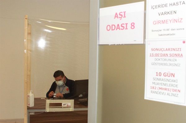 İstanbul Mehmet Akif Ersoy Hastanesi’nde ilk aşılar personele yapıldı