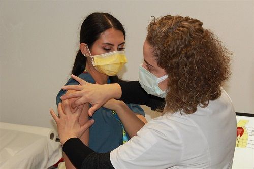 İstanbul Mehmet Akif Ersoy Hastanesi’nde ilk aşılar personele yapıldı