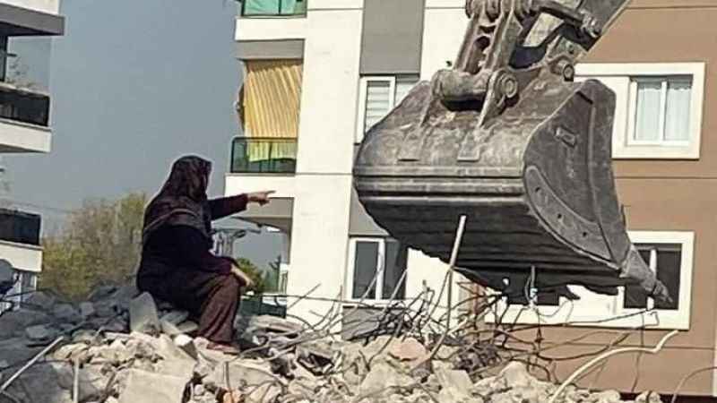 Yerinde dönüşüme tepki gösteren kadın, enkazın üzerine çıkıp çalışmaları engellemek istedi Yerinde dönüşüme tepki gösteren kadın, enkazın üzerine çıkıp çalışmaları engellemek istedi