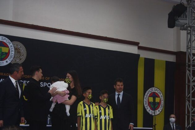 FENERBAHÇE MESUT’A KAVUŞTU FENERBAHÇE MESUT’A KAVUŞTU