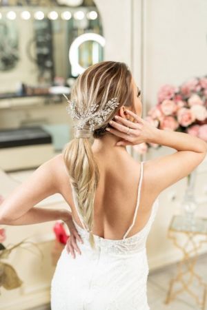 Yaz düğünü için gelinlik saçı aksesuarları…