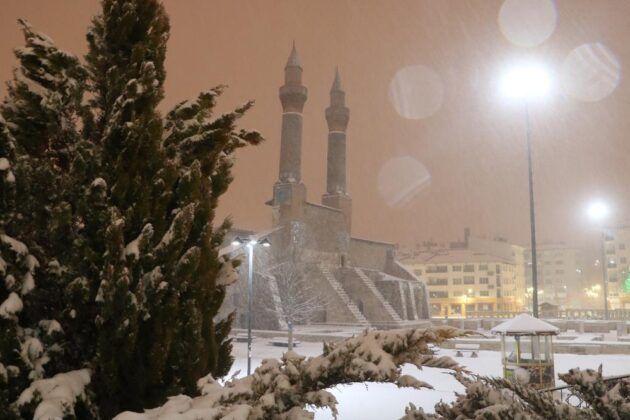 Tarihi kent meydanında mest eden görüntüler