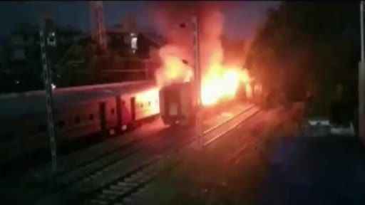 Hindistan'da yolcu treninde yangın: 9 ölü, 20 yaralı