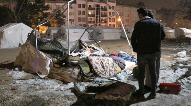 Elazığ’da depremzede çadırında yangın
