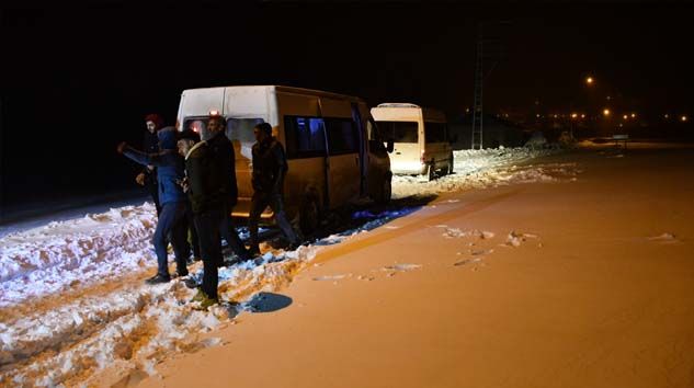 Ağrı’da tipi nedeniyle yolda mahsur kalan 40 kişi kurtarıldı