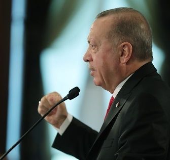 Cumhurbaşkanı Recep Tayyip Erdoğan, ‘Teröristlere arka çıkıp kürsüden parmak sallayan riyakarlar midemizi bulandırıyor’ dedi. Cumhurbaşkanı Recep Tayyip Erdoğan, ‘Teröristlere arka çıkıp kürsüden parmak sallayan riyakarlar midemizi bulandırıyor’ dedi.