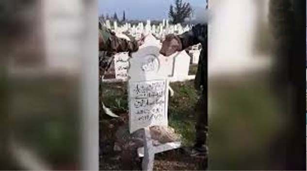 Esed güçleri yerleşimlerde mezarlıkları da yıkıyor