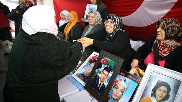 Evlatlarına kavuşma sevincini Diyarbakır anneleriyle paylaştılar