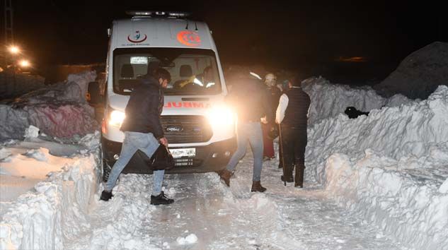 Tendürek Dağı’nda mahsur kalan 30 kişi kurtarıldı