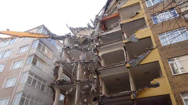 Bahçelievler’de riskli binaların yıkımı devam ediyor