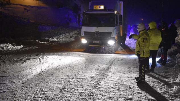 Hakkari-Çukurca kara yoluna çığ düştü