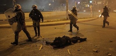 Atina’da sokaklar savaş alanına döndü