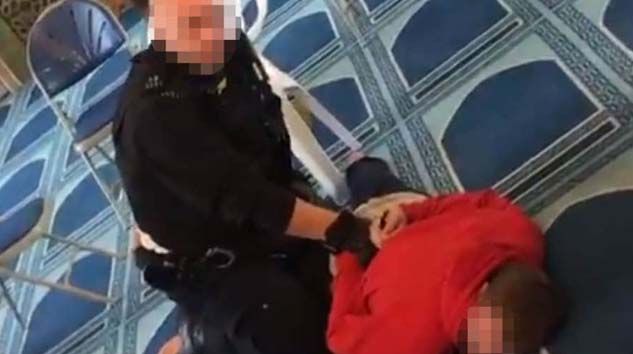 Londra’da camiye giren bir kişi, namaz kılan din görevlisini bıçakladı