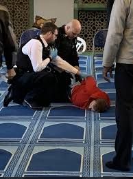 Londra’da bir kişi, camide namaz kılan din görevlisini bıçakladı