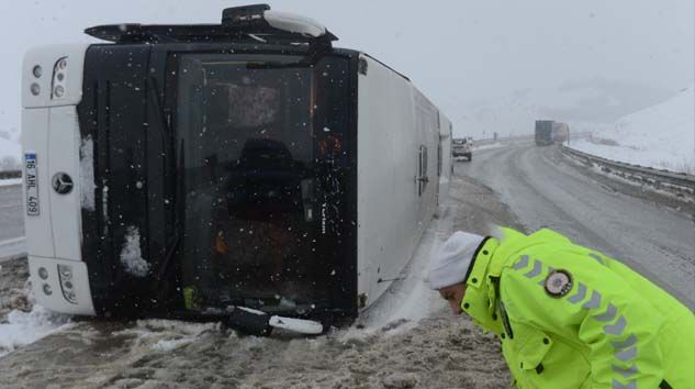 Bursasporlu taraftarı taşıyan otobüs Erzurum’da devrildi