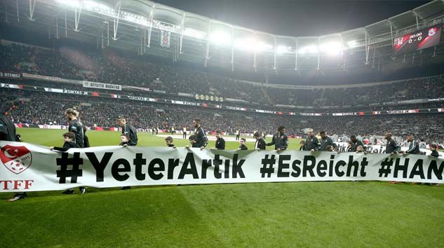 Beşiktaş ve Trabzonspor ‘Yeter Artık’ pankartı ile sahaya çıktı