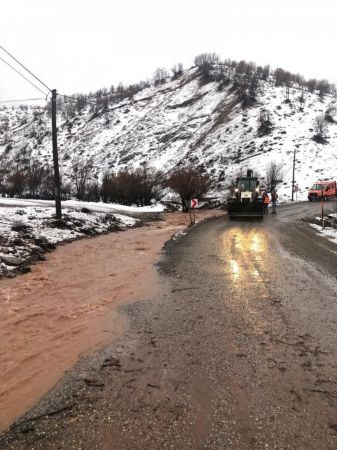 Tunceli’de sağanak nedeniyle yollara kaya parçaları düştü