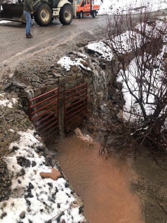 Tunceli’de sağanak nedeniyle yollara kaya parçaları düştü