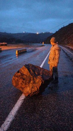 Tunceli’de sağanak nedeniyle yollara kaya parçaları düştü