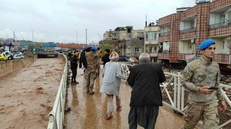 Evlerinde mahsur kalanlar botlarla kurtarıldı