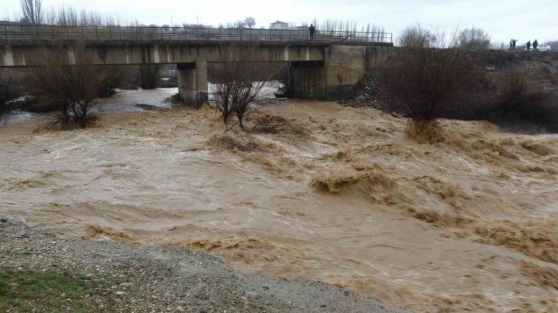 Malatya’da sel metrelerce yükseklikte dalgalar oluşturdu Malatya’da sel metrelerce yükseklikte dalgalar oluşturdu