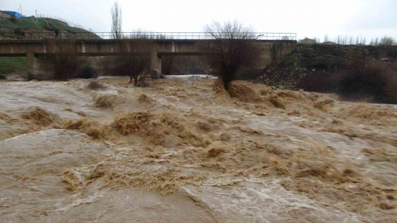 Malatya’da sel metrelerce yükseklikte dalgalar oluşturdu Malatya’da sel metrelerce yükseklikte dalgalar oluşturdu