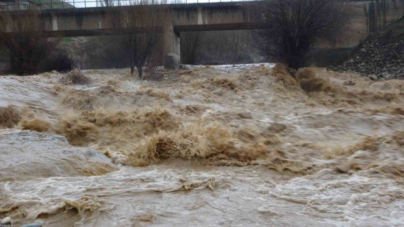 Malatya’da sel metrelerce yükseklikte dalgalar oluşturdu Malatya’da sel metrelerce yükseklikte dalgalar oluşturdu