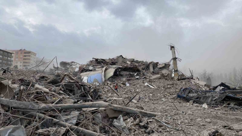 89 kişinin hayatını kaybettiği Diyar Galeria İş Merkezi bir dokunuşla yıkıldı