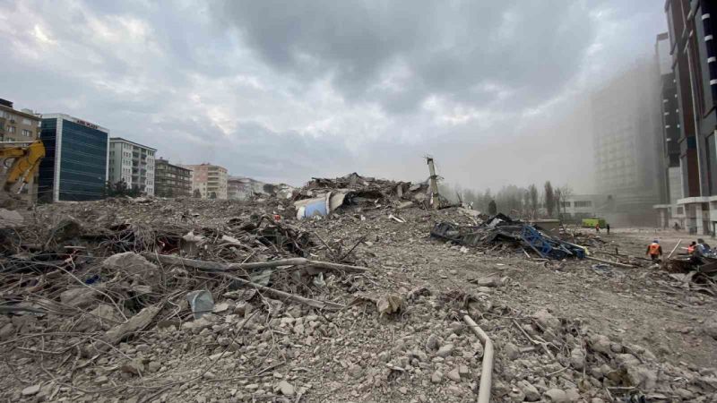 89 kişinin hayatını kaybettiği Diyar Galeria İş Merkezi bir dokunuşla yıkıldı 89 kişinin hayatını kaybettiği Diyar Galeria İş Merkezi bir dokunuşla yıkıldı