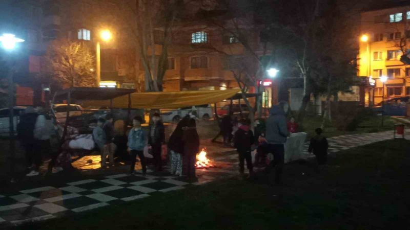 Bolu’da depremi yaşayan vatandaşlar evlerine girmeye korkuyor