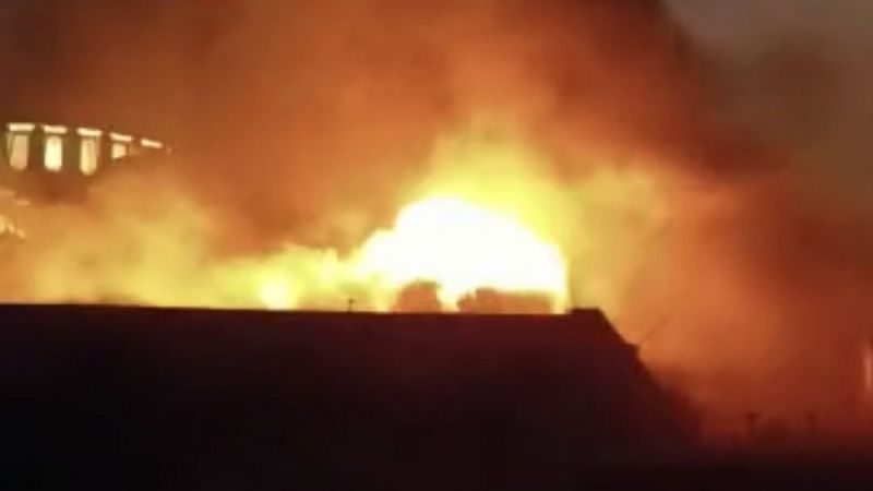 Fatih’te 3 katlı metruk bina alev alev yandı