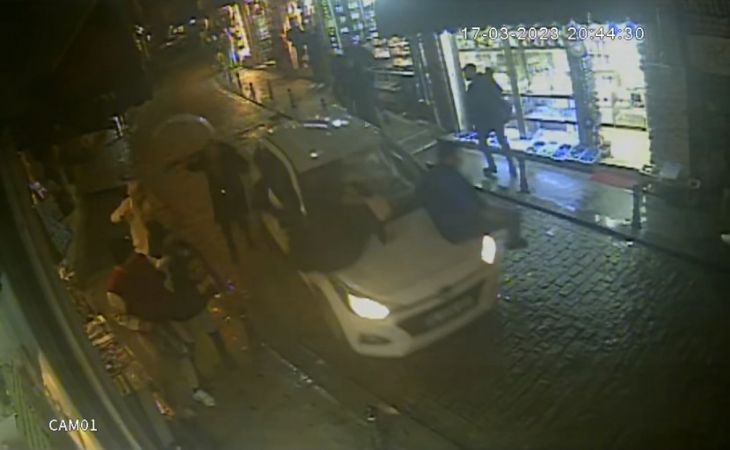 Galata’da dehşet anları kamerada: Otomobil yayaların arasına daldı Galata’da dehşet anları kamerada: Otomobil yayaların arasına daldı