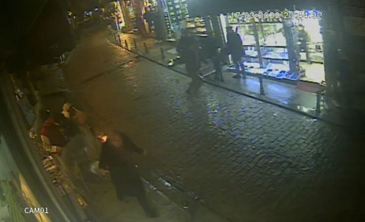 Galata’da dehşet anları kamerada: Otomobil yayaların arasına daldı Galata’da dehşet anları kamerada: Otomobil yayaların arasına daldı