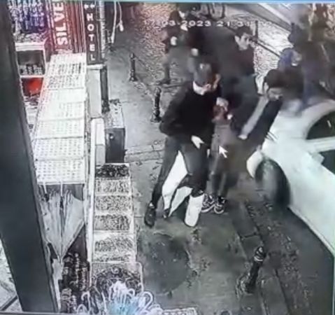 Galata’da dehşet anları kamerada: Otomobil yayaların arasına daldı Galata’da dehşet anları kamerada: Otomobil yayaların arasına daldı