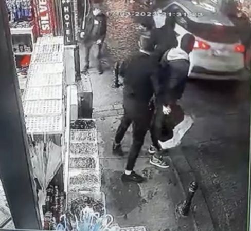 Galata’da dehşet anları kamerada: Otomobil yayaların arasına daldı Galata’da dehşet anları kamerada: Otomobil yayaların arasına daldı