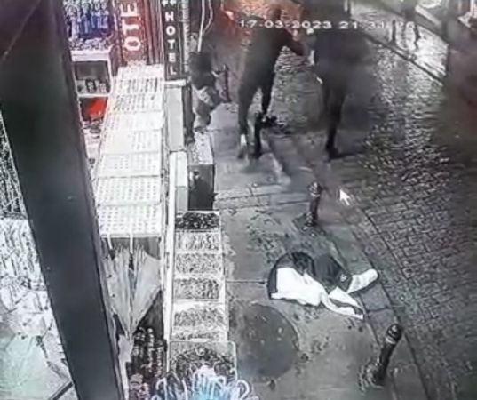 Galata’da dehşet anları kamerada: Otomobil yayaların arasına daldı Galata’da dehşet anları kamerada: Otomobil yayaların arasına daldı