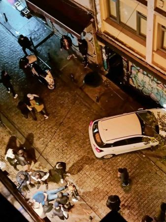 Galata’da dehşet anları kamerada: Otomobil yayaların arasına daldı Galata’da dehşet anları kamerada: Otomobil yayaların arasına daldı