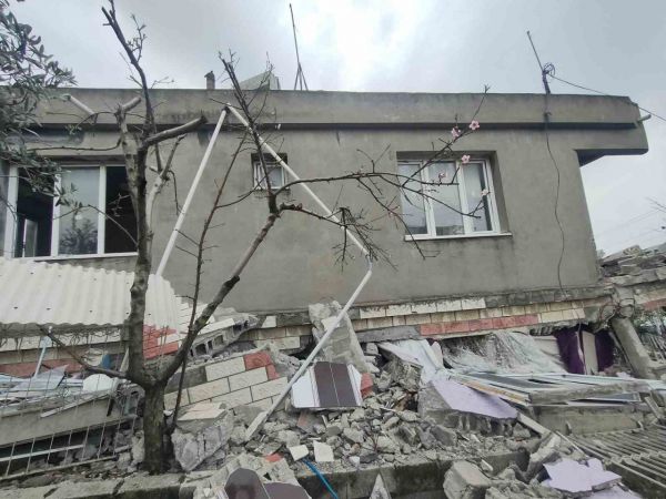 Hatay’daki depremde ek kolonların kurtardığı aile dehşet anlarını anlattı