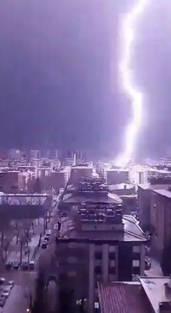 Gaziantep’te şimşekler geceyi gündüze çevirdi