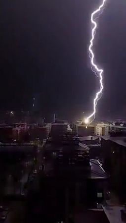 Gaziantep’te şimşekler geceyi gündüze çevirdi